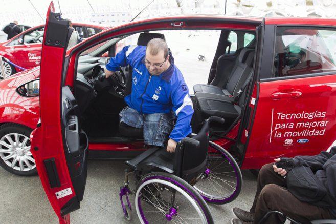 ¿Una aseguradora puede negarse a asegurar el coche de una persona con discapacidad?